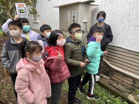 蔣嘉生 - 淡水區頂田寮農場教小朋友利用平板輔助學習辨識農場中的動植物