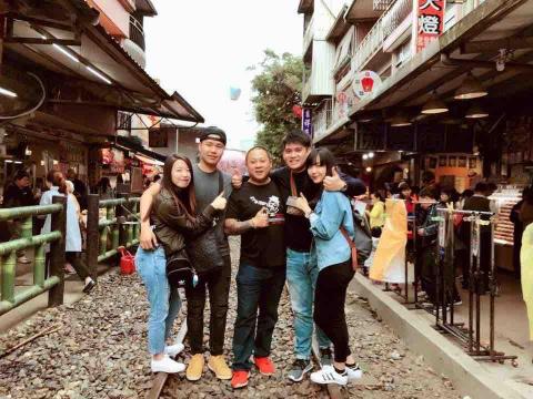 何爸爸機場接送｜旅遊包車 - 包車旅遊 十分老街