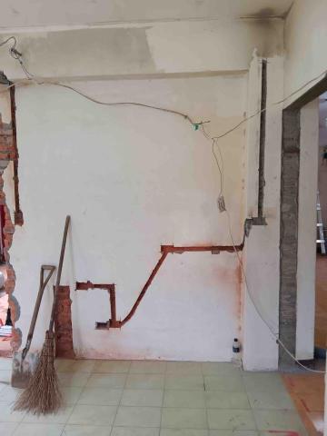 陳宜慶 - 牆壁的電線管路，先切割打鑿後再配管。