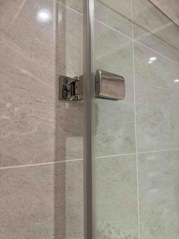 莊子緯 - 淋浴拉門 內開鉸鏈更換