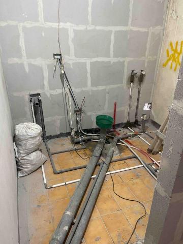陳宜慶 - 老屋改成套房，浴室裡預埋的管路，如果位置不正確，或是排水的坡度不夠，等填上水泥地板做好後就GG了！沒有3-5年的學經歷是很難勝任的。