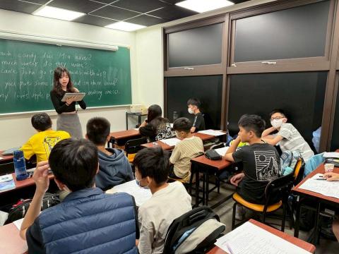 蘇襄倪 - 長期擔任補習班的助教老師 協助國中生段考複習 