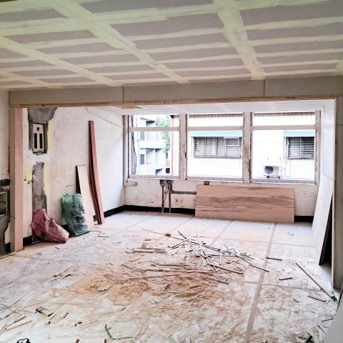 提供刷油漆服務的專家尤先生