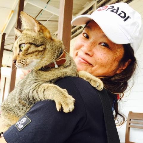 提供遛狗服務的專家丹妮絲