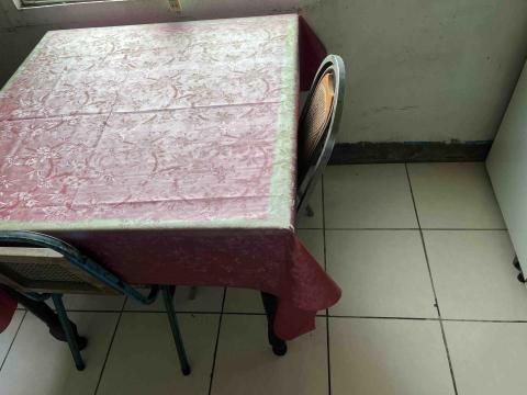 林詩叡 - 餐桌下會仔細清潔