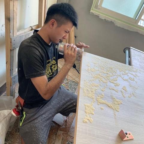 提供塑木服務的專家林毓皓