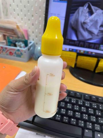 蔡育慈 - 白虎斑貓 是我從小小奶貓養大的！有幼貓飼養經驗唷！