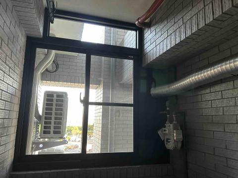 高瑞隆 - 小陽台窗