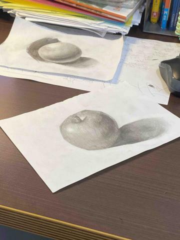 周伽宸 - 段考結束後的閒暇之餘教導學生素描