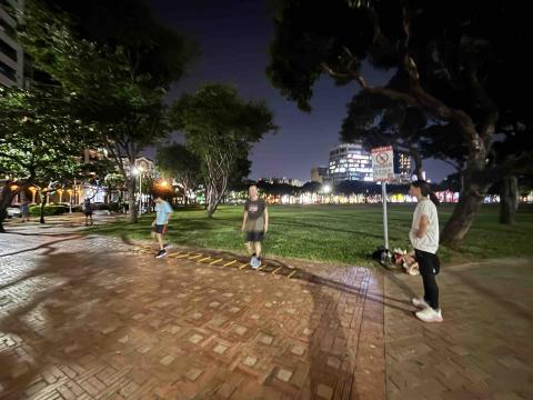 Alex教練(小陳) - 勤美夜跑班,帶入繩梯訓練,強調敏捷性的重要。 Alex教練(小陳) - 勤美夜跑班,帶入繩梯訓練,強調敏捷性的重要。