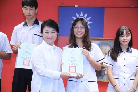 陳韋儒 - 獲得全國科展第一名接受市長召見