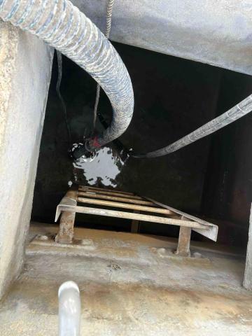 英特達科技工程行 - 抽出水塔內殘餘的水 英特達科技工程行 - 抽出水塔內殘餘的水