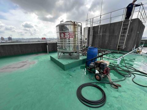 英特達科技工程行 - 使用高壓清洗機清洗?水塔內部沉積物 英特達科技工程行 - 使用高壓清洗機清洗?水塔內部沉積物