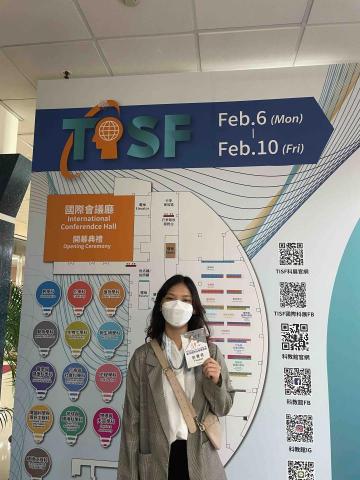 陳韋儒 - 參加區全國科展時的紀念照（此比賽需要全英文介紹我們的作品）