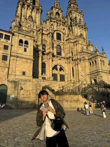 梁文承 - 在立陶宛交換期間，完成朝聖之路，從葡萄牙波多徒步至西班牙聖地雅各，耗時12天，長達300公里。