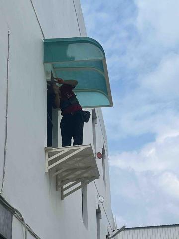 佳昇鋁門窗 - 免費升級大車庫料+3綠顆pc板 底下平台為了讓師父好施工而釘的