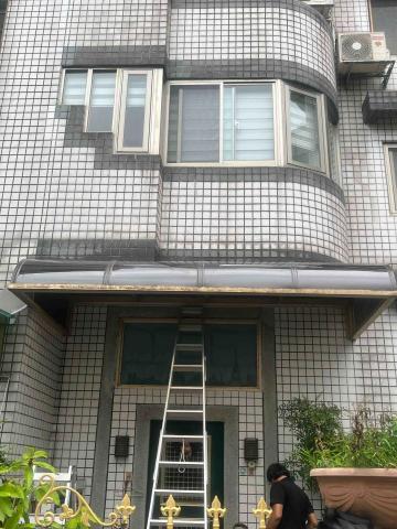 佳昇鋁門窗 - 有夠重 4個人拆下來換好板子在裝回去 師父每個人都虛脫了