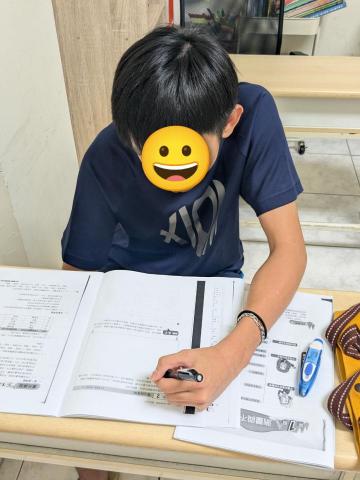 高睿遙 - 升高二學生，暑假提前預習高二的數學及化學內容。