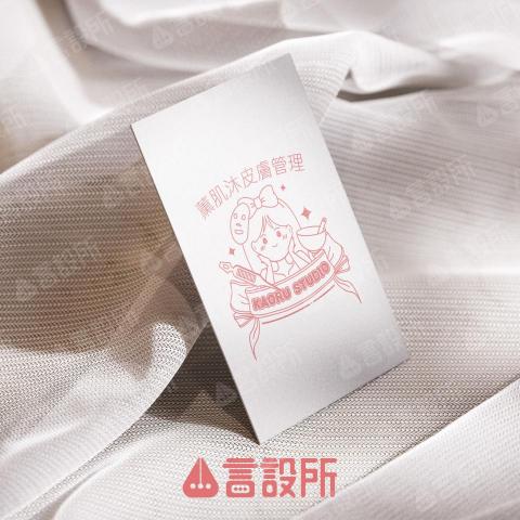 言設所 - 以「質感 + 親和」為核心，運用溫柔粉色展現舒緩放鬆的氛圍，傳達專業細緻的皮膚管理形象。搭配人物插畫、蝴蝶結與睫毛等細節元素，平衡專業與可愛，突顯品牌中高價位卻親近的特質。整體設計保有靈活延展性，能應用於浮水印、貼紙與多元場景，展現一致且鮮明的品牌印象。
