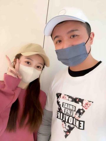 虹威油漆工程行 - 與篠崎泫合照 