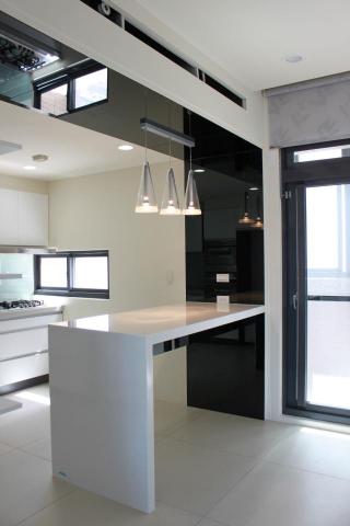 東慕創意空間設計 - 吧檯設計

以墨鏡當成主體，
黑白的跳色讓空間更顯活潑，
人造石的吧檯桌，
實用又美觀。