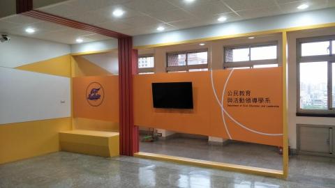 東慕創意空間設計 - 公共空間設計施工

系辦的精神牆面設計，
用的顏色是系的標準色，
以標準色為基底，
搭配相近色的裝飾，
不顯無聊。