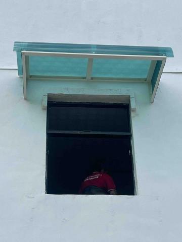 佳昇鋁門窗 - 平台拆掉 螺絲洞用矽利康填補起來