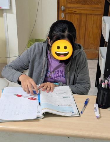 高睿遙 - 高三準學測生，和學生討論過志願後選擇高三全力複習數B內容。
給予相對應需要的講義及重點整理，一題一題分析錯題內容。