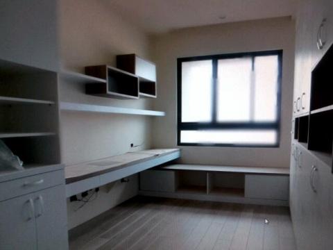 東慕創意空間設計 - 書房設計

依照客製化的喜好，
包含兩大一小的讀書空間，
皆可舒服自在的使用，
上方展示櫃，
可展示業主喜歡的小公仔展示品。