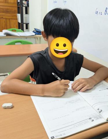 高睿遙 - 學生剛升國小五年級。
但在兩年的教導下已經熟讀五、六年級的內容（在之前的考試都維持在90分以上），並想嘗試國中範圍，因此根據他的意願給予更多的教學。