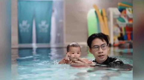 高嘉佑 - 教導嬰幼兒游泳時期的照片紀錄