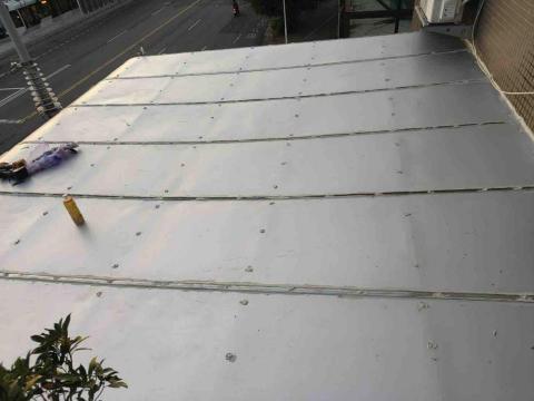 遠鋐工程行 - 遮雨棚塑鋁板安裝