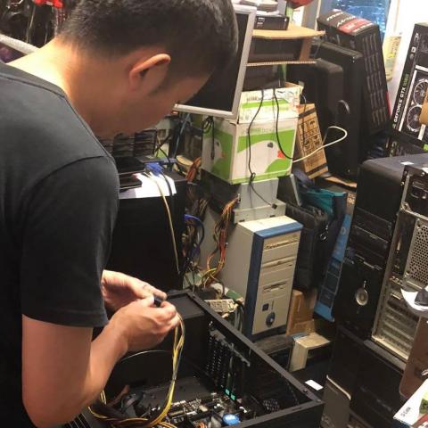 提供重灌達人服務的專家李先生