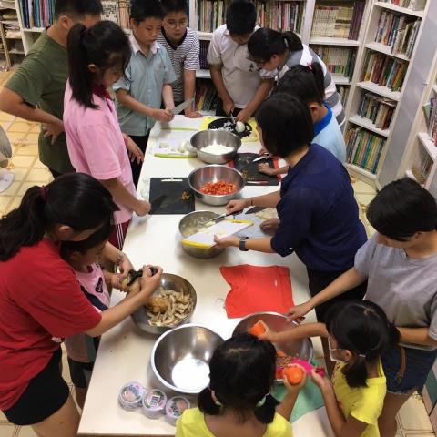 曾心辰 - 在安親班中於暑期間帶領孩童一起動手做，以簡易食譜共同完成料理，一同留下有趣的回憶。