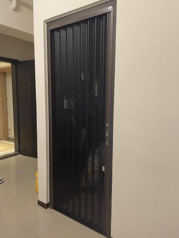 咪吉修繕門窗 - 金屬摺疊門為目前新的門選之一，因為它比摺紗耐用，又防寵物抓與又帶鎖頭，不管是運用在大門、側門、房間門都是非常推薦的