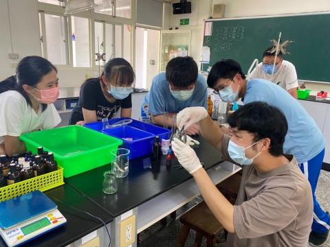 騰羽自然 - 指導化學實驗社團