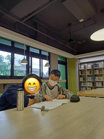 Justin Chen - 參加大手牽小手活動，教導學弟課業