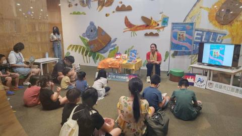 曾心辰 - 在圖書館中為兒童舉辦說故事活動，挑選具有教育意義的繪本，邀請親子參與活動。