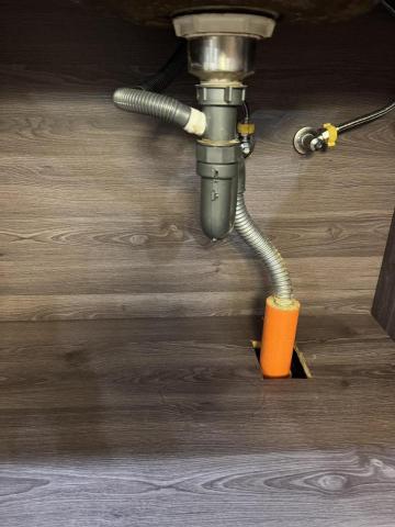 邱盛光水電 - 水槽下水管漏水