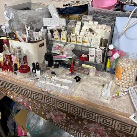 提供美甲光療服務的專家楊素芬