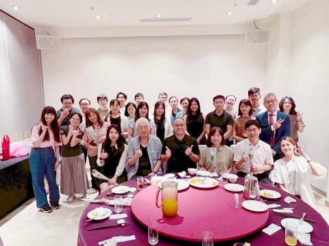 鄭晴耀 - 與輔大113級學士後AI創新應用專班的老師及同學合照1