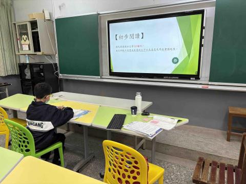 陳昱彤 - 於國中擔任國文代課教師