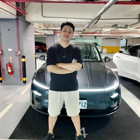 提供兼差服務的專家張先生