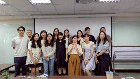 鄭晴耀 - 與師大設計系碩士在職專班的同學合照