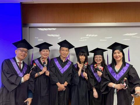 鄭晴耀 - 與輔大113級學士後AI創新應用專班的同學合照1