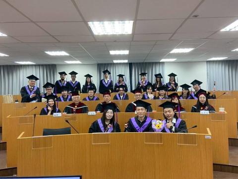 鄭晴耀 - 與輔大113級學士後AI創新應用專班的同學合照2