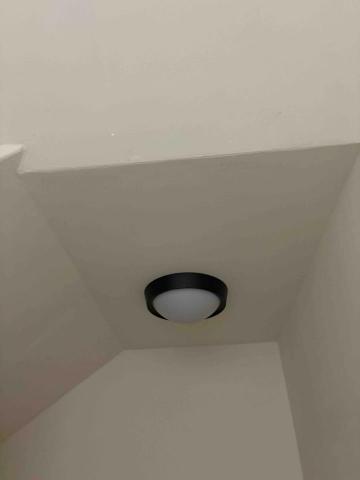 Angus liu - 樓梯間的吸頂燈