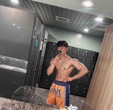 提供運動套裝女服務的專家陳韋良 William