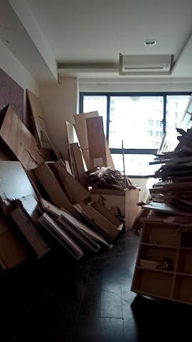 工程小姚 - 拆除木製裝潢，整理拆下木材