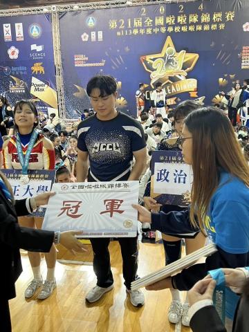 陳品翰 - 國中國小的時候在體育班，國中每天上完下午第一節課便去練習，最後會考仍考出5A9+的成績，可幫學生規劃讀書的時間